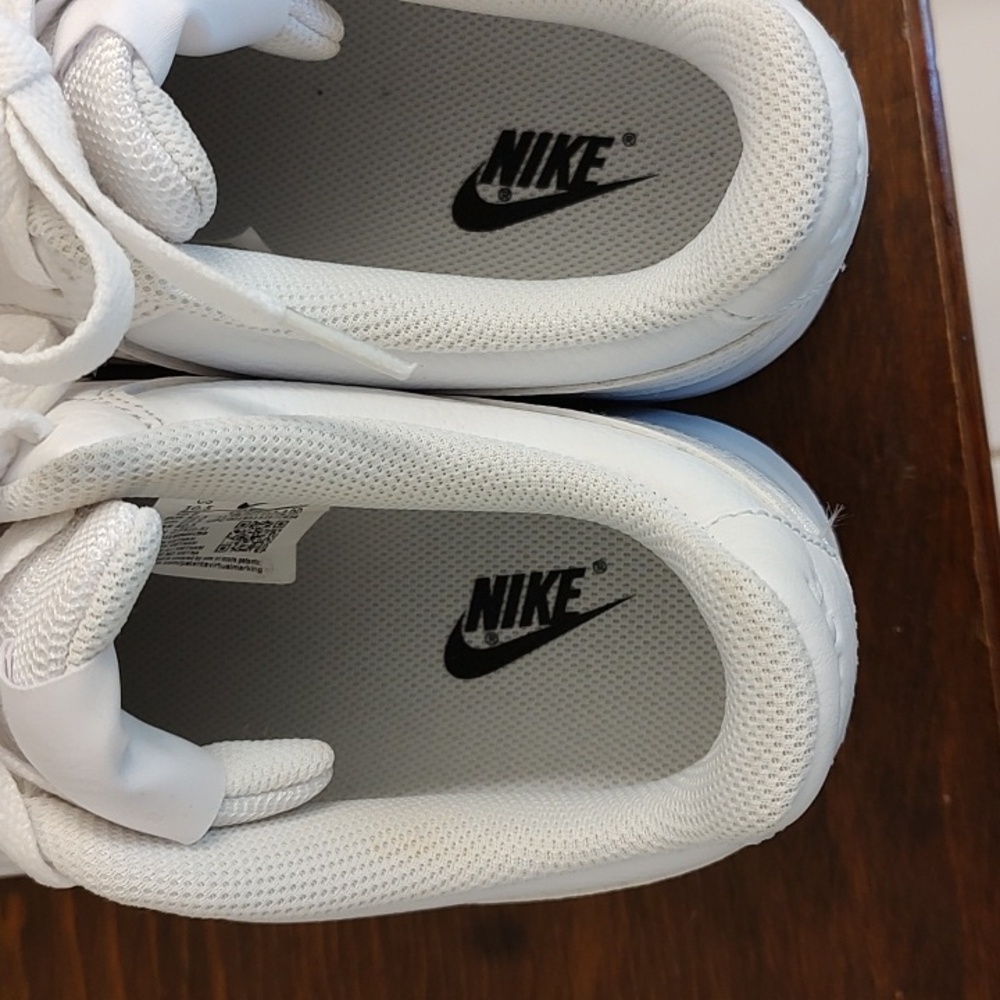 Nike White Lace-Up Sneakers Women's Size 10.5, Like New!!! Worn Once. - Picture 7 of 8